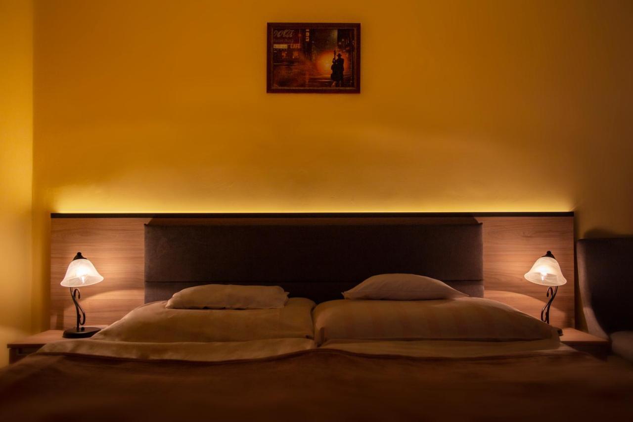 Alabastrom Panzio Es Etterem Bed & Breakfast Bogacs Exterior photo