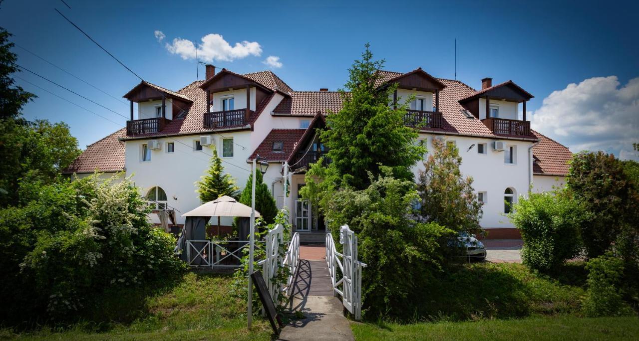 Alabastrom Panzio Es Etterem Bed & Breakfast Bogacs Exterior photo